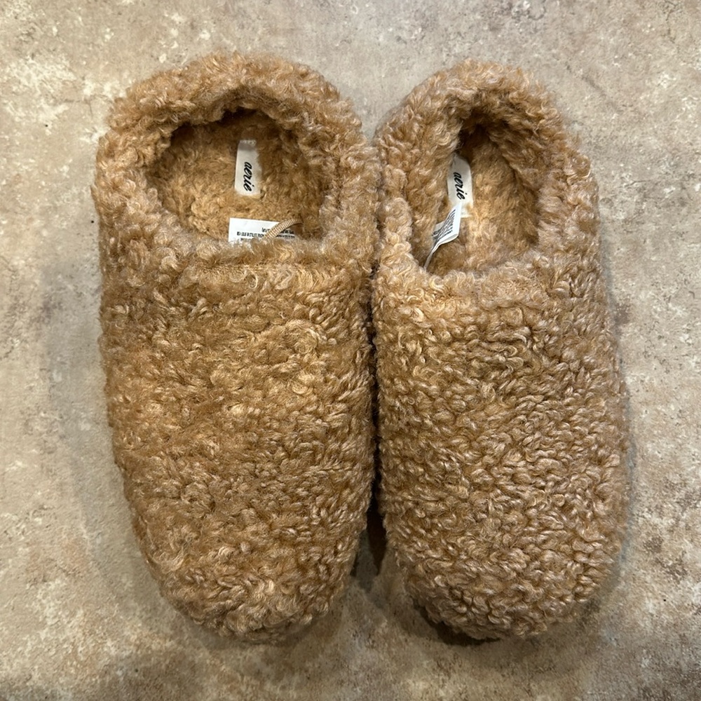 Aerie Sherpa slippers size 9 color beach dune.